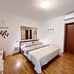 Tai - Spacious And Comfy With Private Terrace Hvar Town